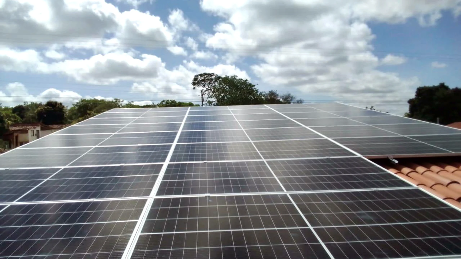 Painéis solares instalados em telhado residencial no Ceará